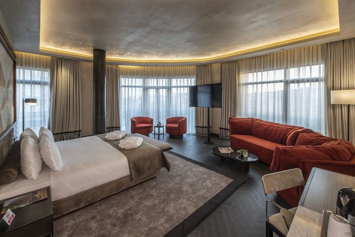 Room 6 of 30