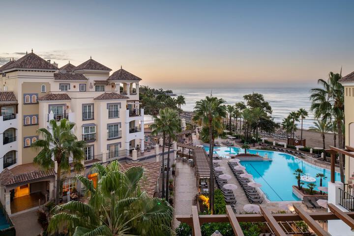 Hotel with Pool