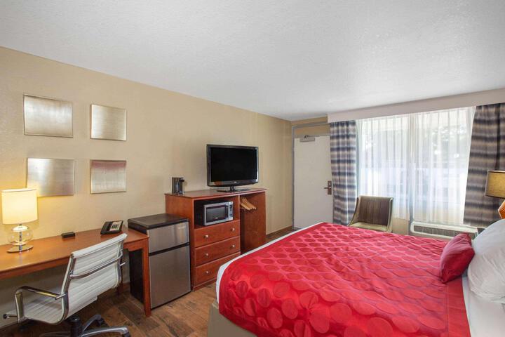 1 King Bed (9 of 17)