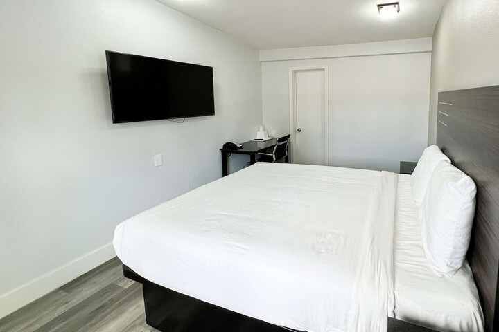 1 Queen Bed Micfridge (2 of 9)