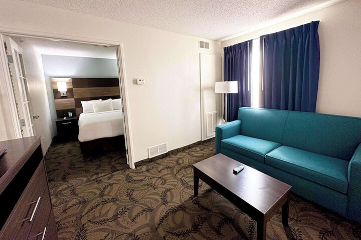 1 Queen Bed Efficiency Suite (39 of 54)