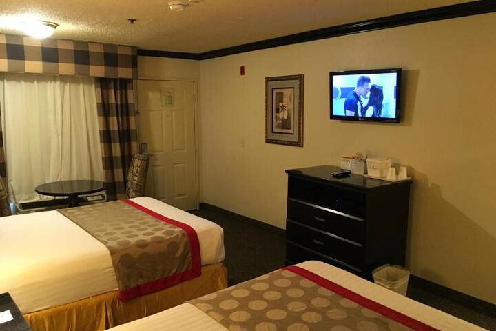 1 Queen Bed (18 of 18)