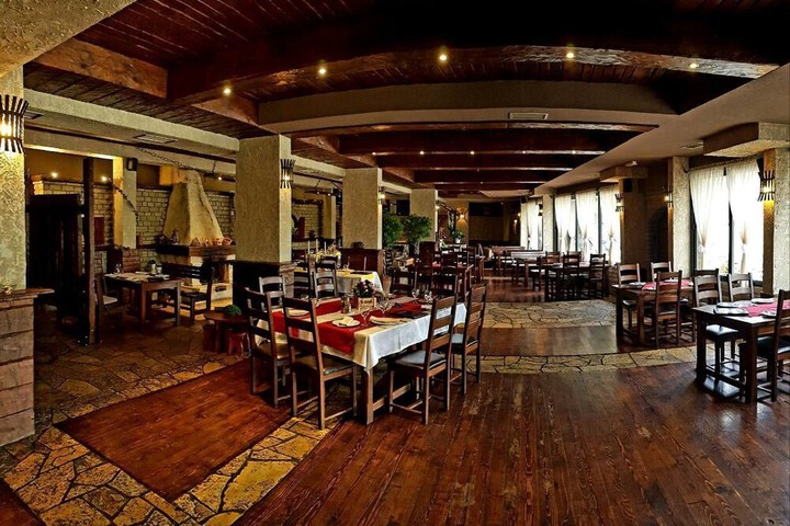 Dining 42 of 43