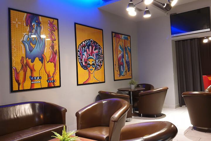 Lounge 22 of 27
