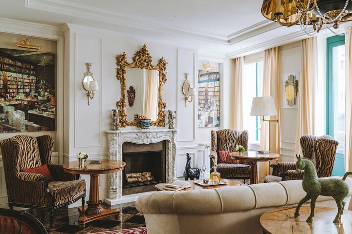 Lobby lounge