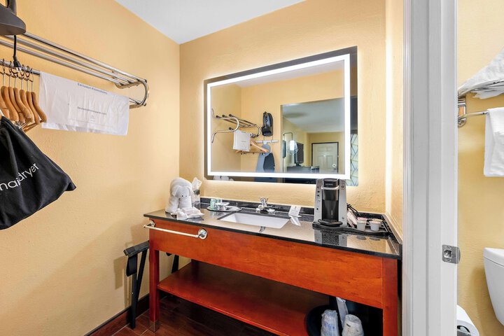 1 King Bed Upstairs High Speed Internet Accessible Microwave and Refrigerator, Continental Breakfast (12 of 16)
