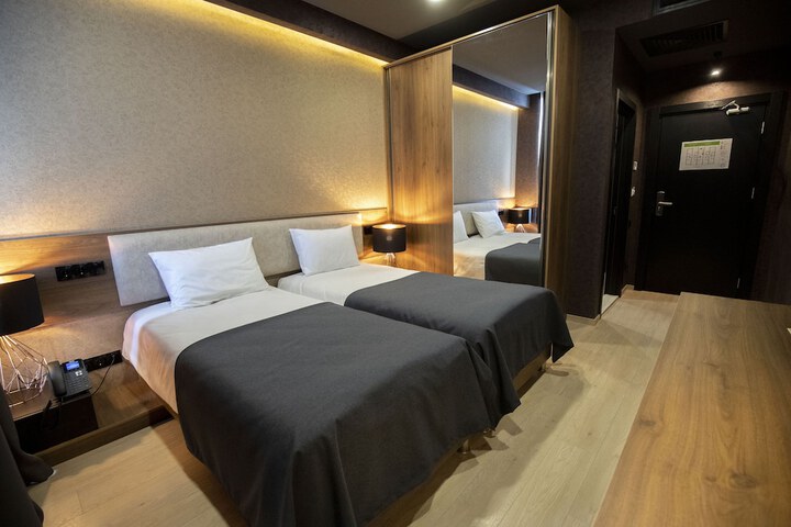 Room 8 of 14