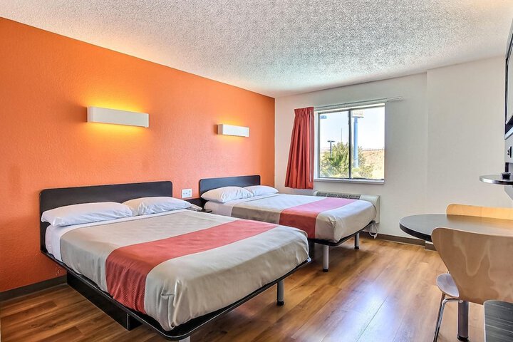 Double Accessible Queen Size Bed (9 of 13)
