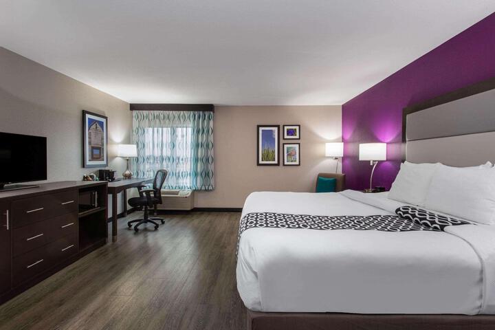 1 King Bed (3 of 22)