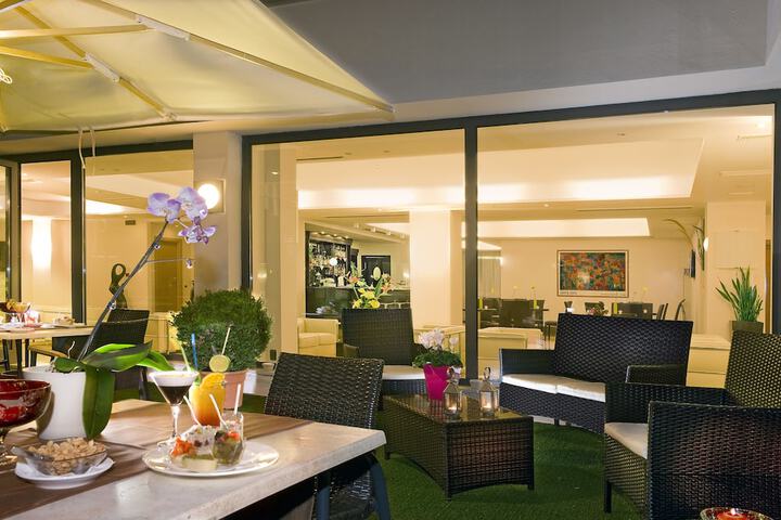 Lounge 53 of 67