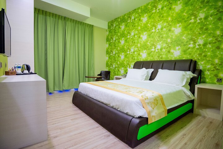 Room 9 of 18