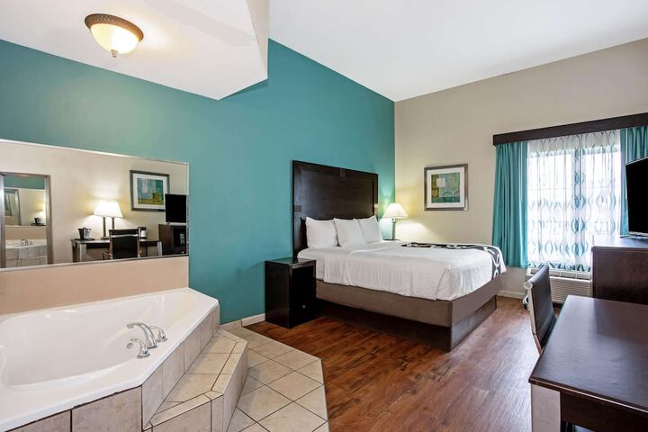 1 King Bed (5 of 11)