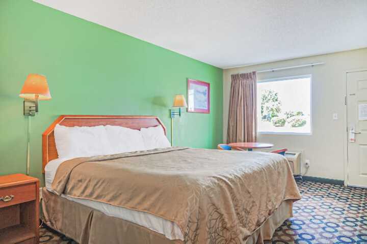 1 King Bed (5 of 21)