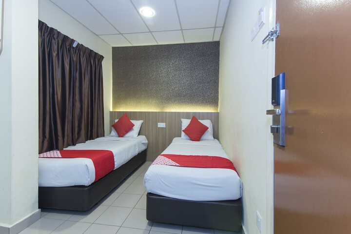 Room 9 of 37
