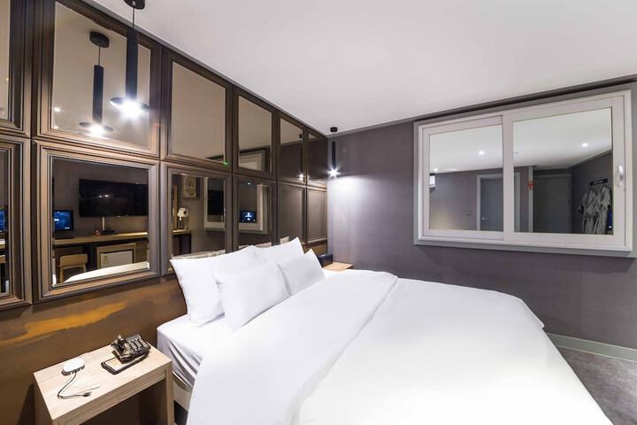 Room 21 of 38