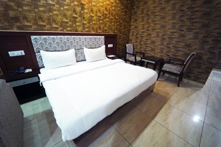 Room 10 of 18