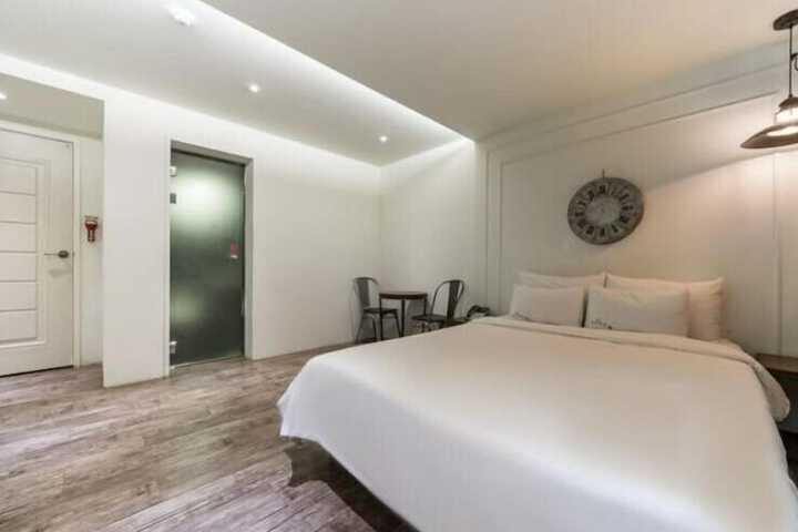 Room 6 of 33