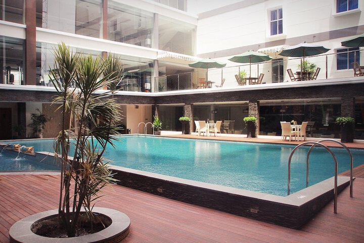 Hotel Pool