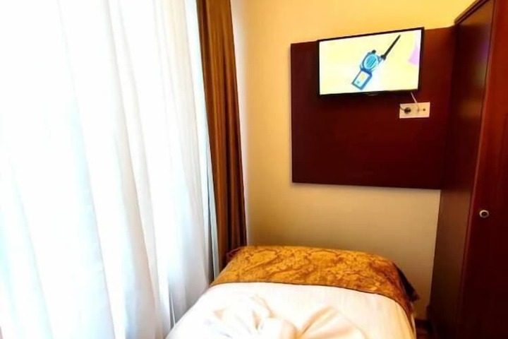 Room 10 of 33