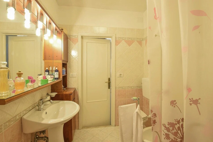 Room 6 of 15