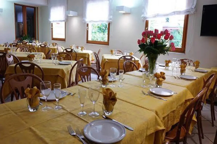 Dining 18 of 20