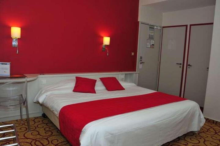 Room 9 of 36