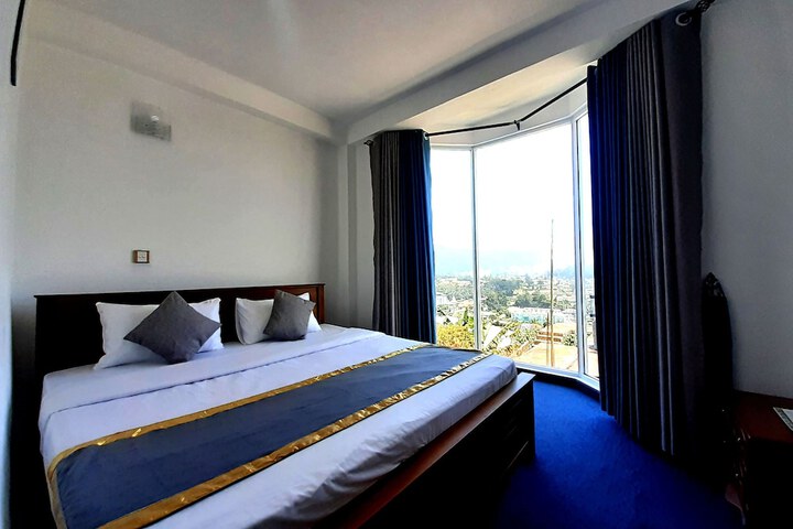 Room 4 of 16