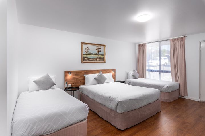 Room 4 of 28