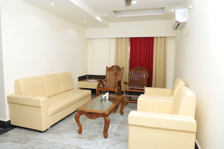 Lounge 25 of 40