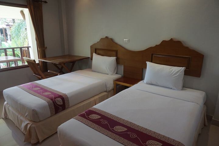 Room 11 of 28