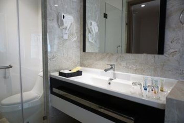 Room 4 of 64