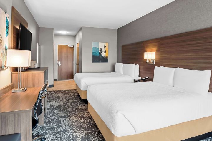 2 Queen Accessible Comm Assist Bathtub Microwave, Refrigerator WiFi Continental Breakfast (10 of 14)