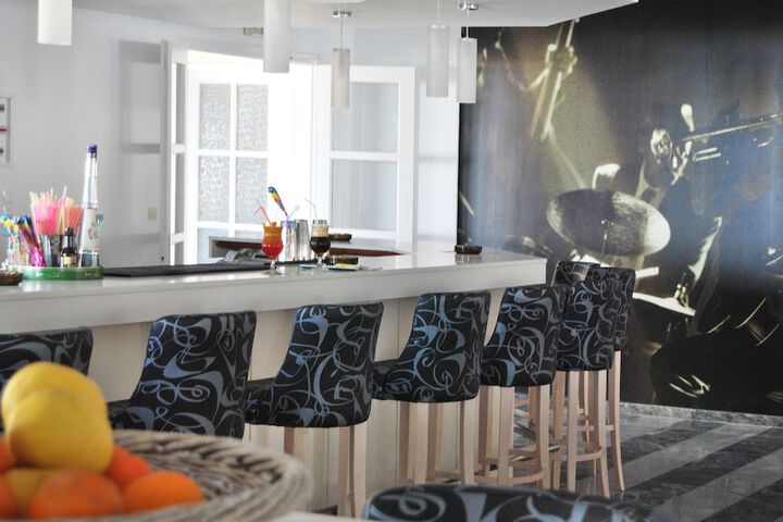 Lounge 42 of 51