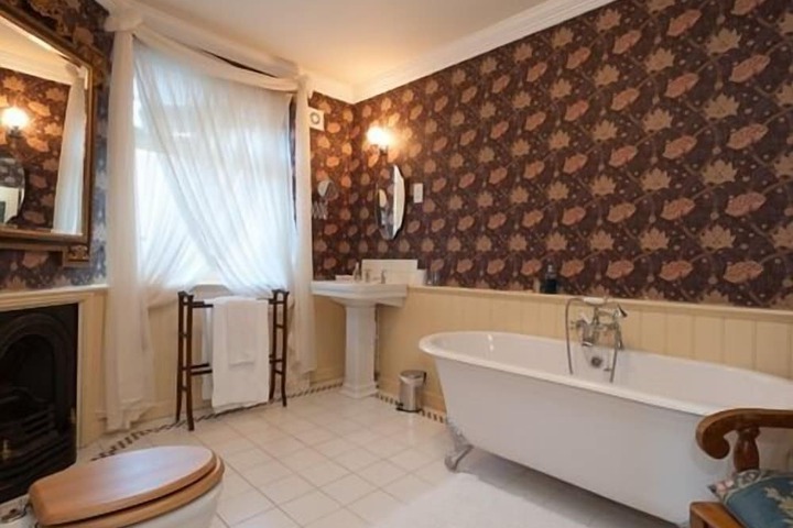 Room 10 of 26