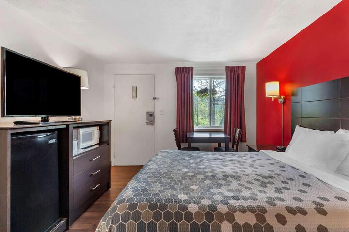 1 Queen Bed (7 of 7)