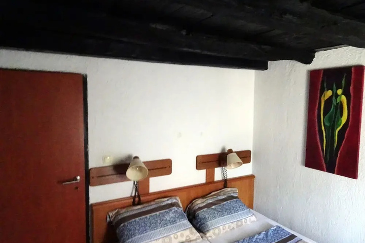 Room 4 of 12
