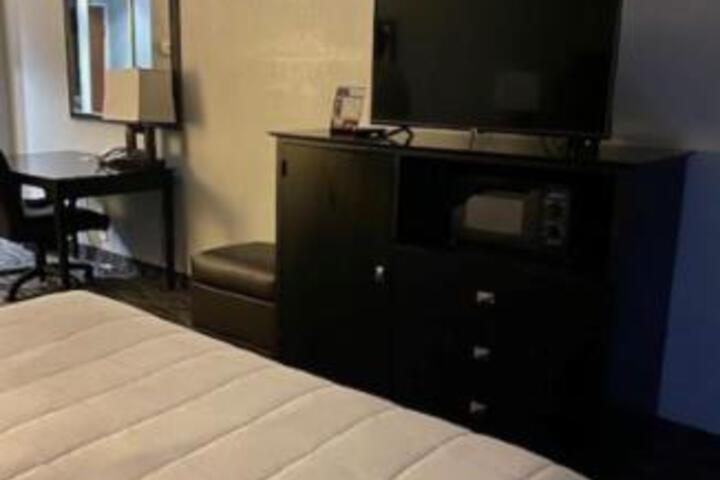 1 Queen Bed (4 of 5)