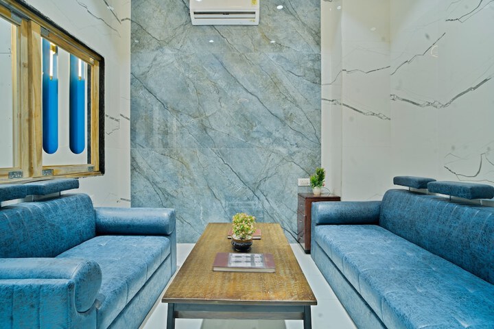 Lounge 11 of 18
