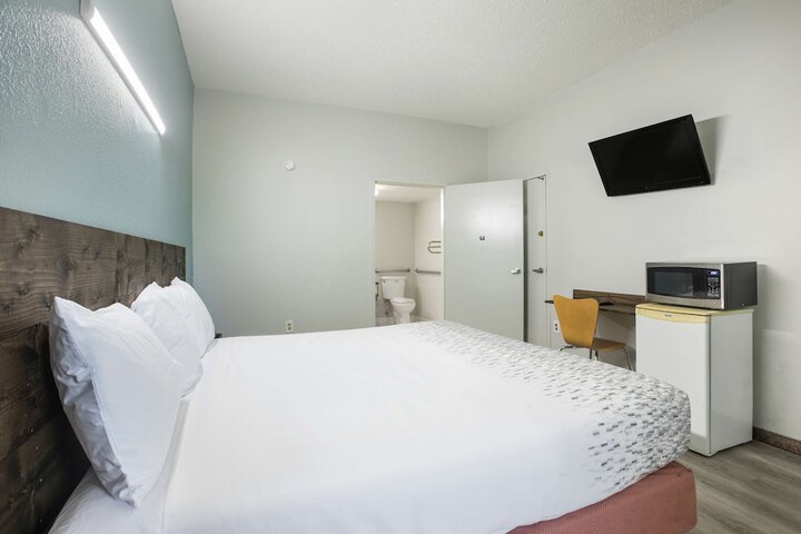 1 King Bed (4 of 14)