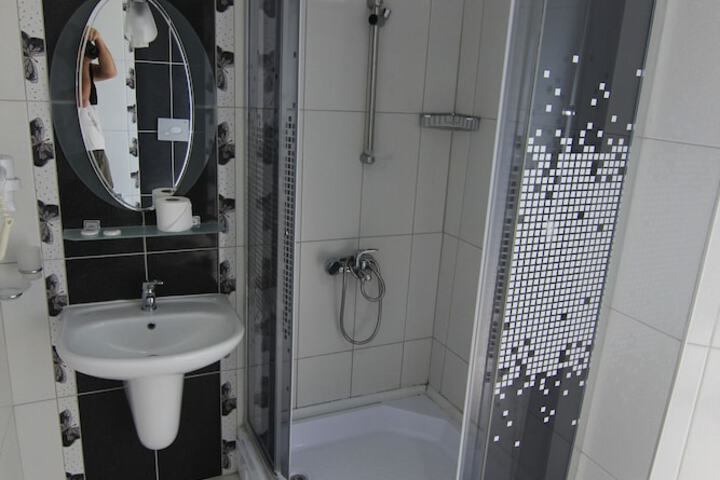 Room 7 of 28