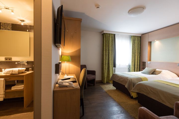 Room 8 of 34