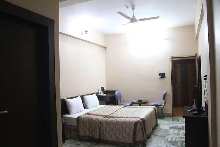 Room 6 of 15