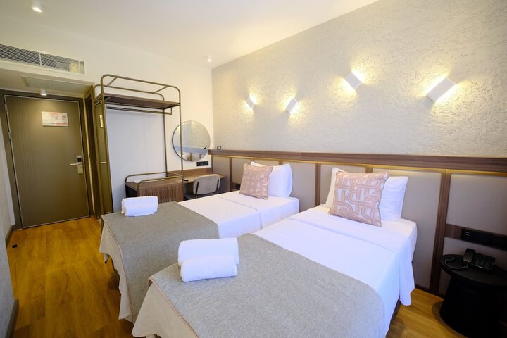 Room 12 of 83