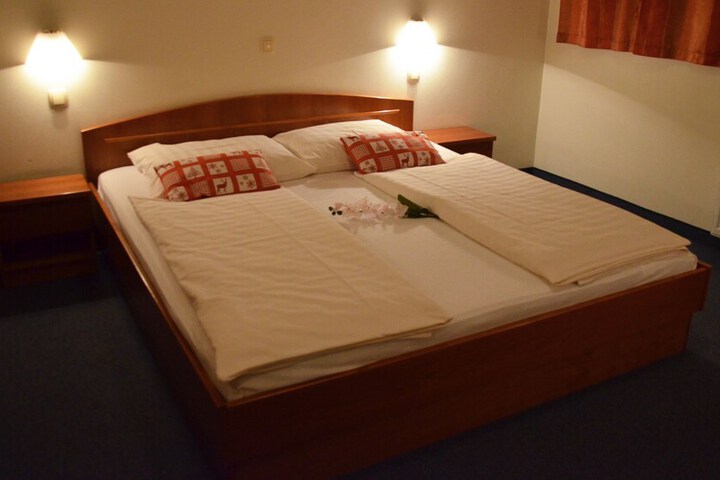 Room 11 of 101