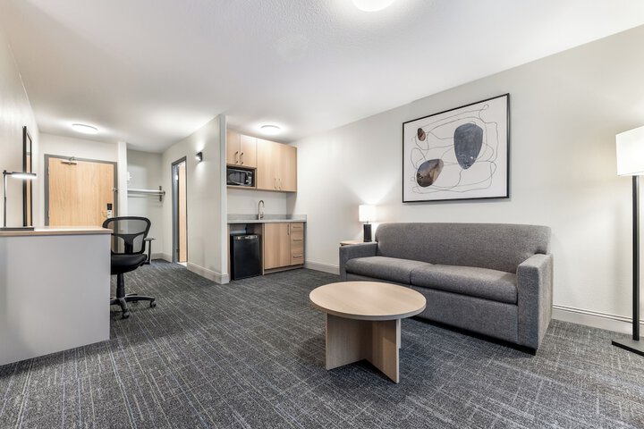 Room 6 of 76