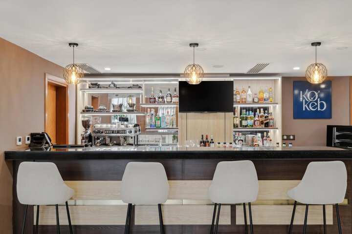 Lounge 62 of 73