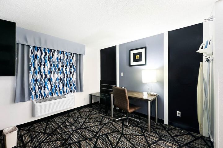 1 King Bed Accessible (12 of 14)