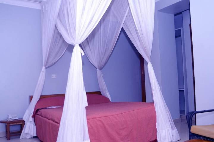 Room 6 of 13