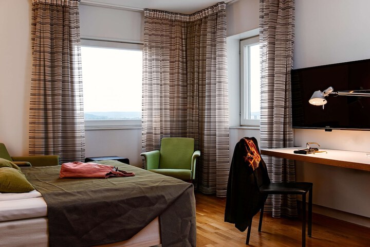 Room 10 of 32