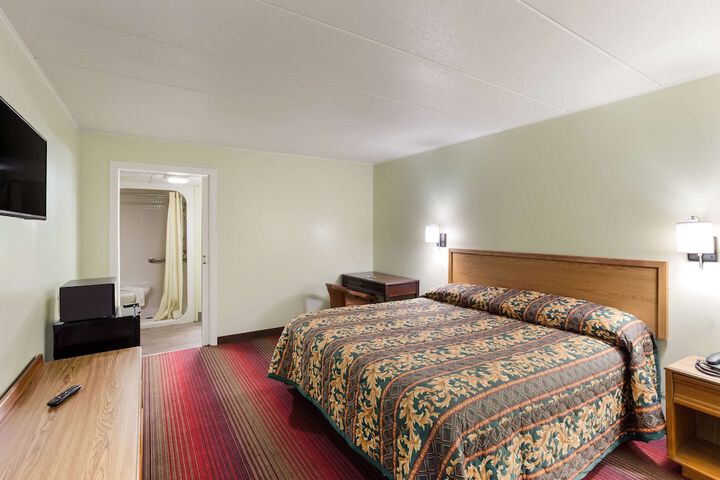 1 King Bed (7 of 13)